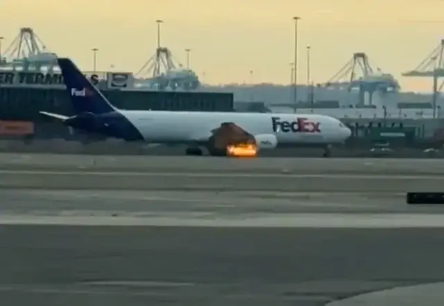 Avião de carga da FedEx realiza pouso de emergência em Newark após colisão com pássaro