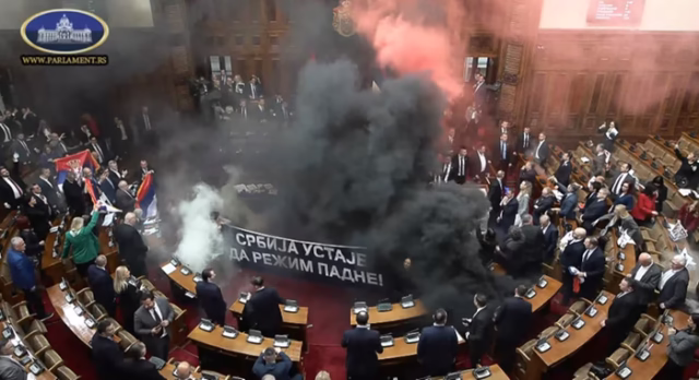 Oposição lança bombas de fumaça no interior do parlamento