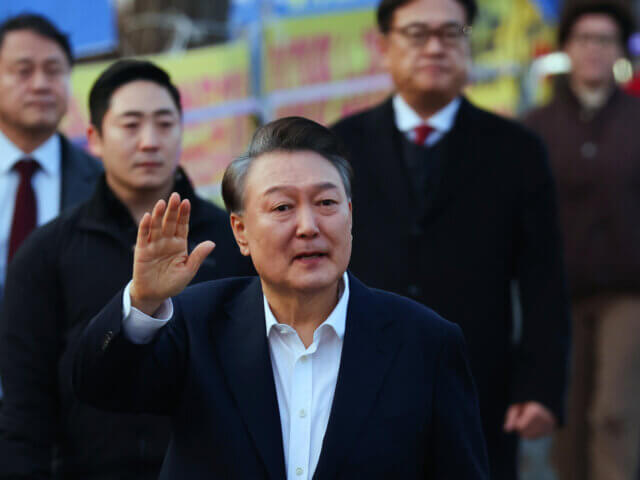 Coreia do Sul- Presidente Yoon Suk-yeol libertado após anulação de mandado de prisão