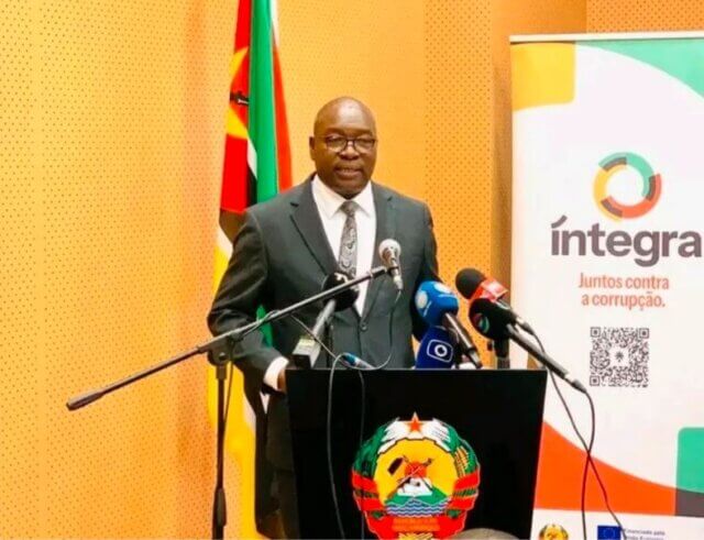Ministro da Justiça de Moçambique critica uso de balas verdadeiras em manifestações