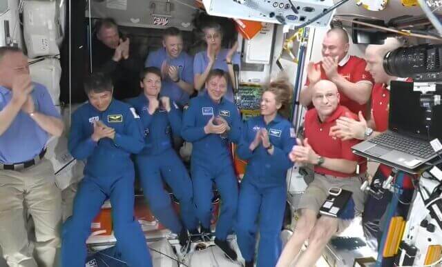 Missão de resgate chega para astronautas retidos há 9 meses no espaço
