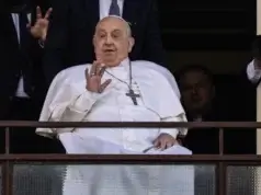 Papa Francisco apresenta-se à multidão após 38 dias de internamento