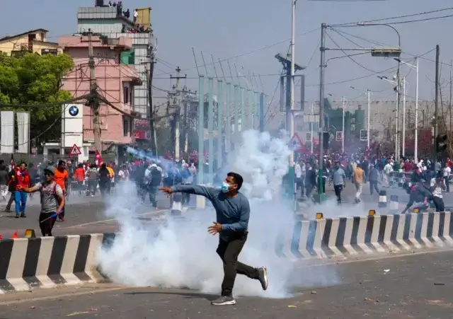 Conflitos no Nepal resultam em mortos e feridos durante manifestações pró-monarquia