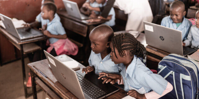 Moçambique anuncia acesso gratuito à Internet em 310 escolas até 2030