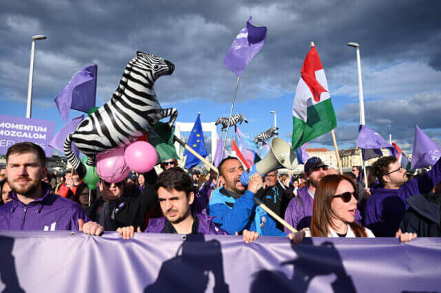 Milhares de manifestantes protestam em Budapeste contra proibição da Marcha do Orgulho