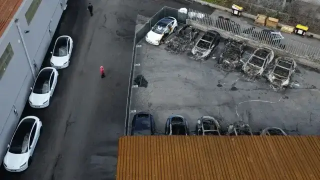 Incêndio destrói 17 Teslas em Roma, autoridades suspeitam de vandalismo