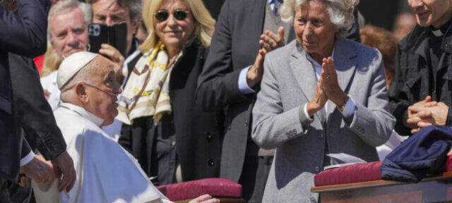 Papa Francisco reaparece e emociona fiéis na Praça de São Pedro
