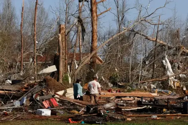 Tempestades nos EUA causam pelo menos 17 mortos e deixam rastro de destruição
