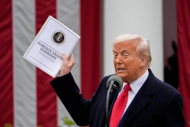 Trump rejeita suspensão de tarifas comerciais apesar de pressões internacionais