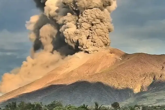 Vulcão nas Filipinas emite coluna de cinzas de 4 km em erupção alarmante