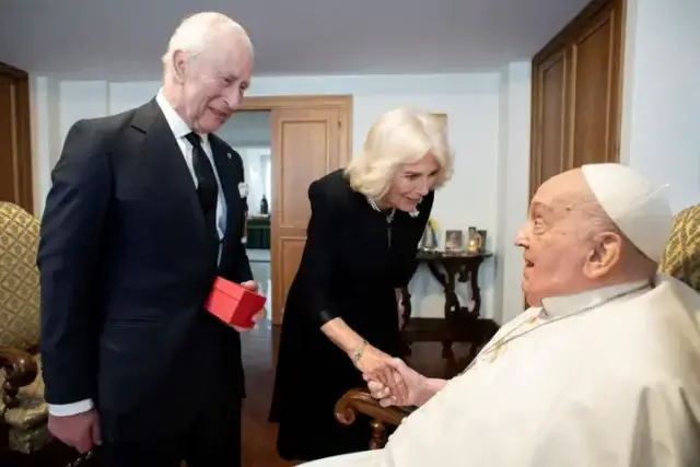 Reis de Inglaterra visitam Papa Francisco no Vaticano