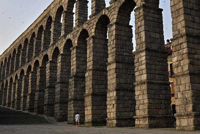 Turista britânico morre após queda de aqueduto em Segóvia
