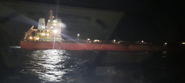 Navio carregado de carvão mineral apanha fogo no Porto de Nacala-a-Velha