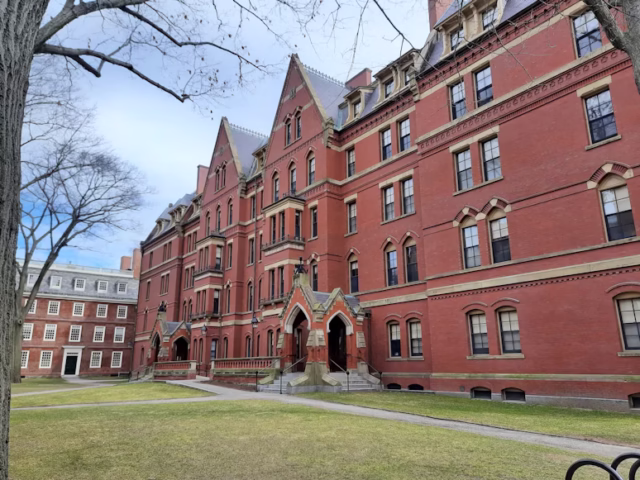 Governo dos EUA ameaça Harvard com retirada de privilégios para estudantes estrangeiros