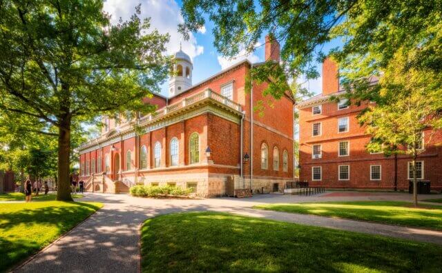 Universidade de Harvard processa Administração Trump por cortes no financiamento