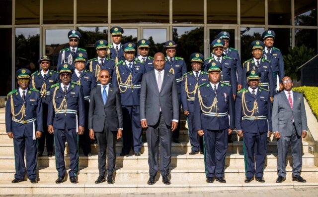 Presidente Chapo Convoca a Polícia de Moçambique a Adaptar-se e