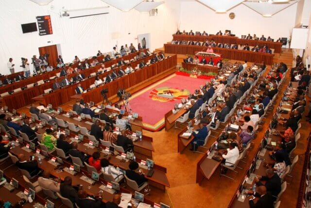 Assembleia da República Debate Mudanças Cruciais no IVA e Direitos
