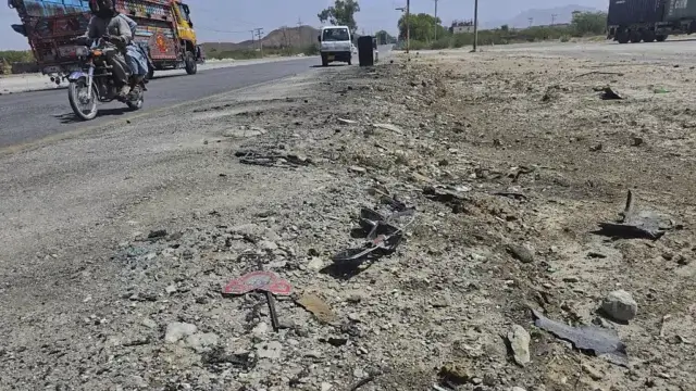 Ataque suicida a autocarro escolar no Paquistão causa mortes e feridos