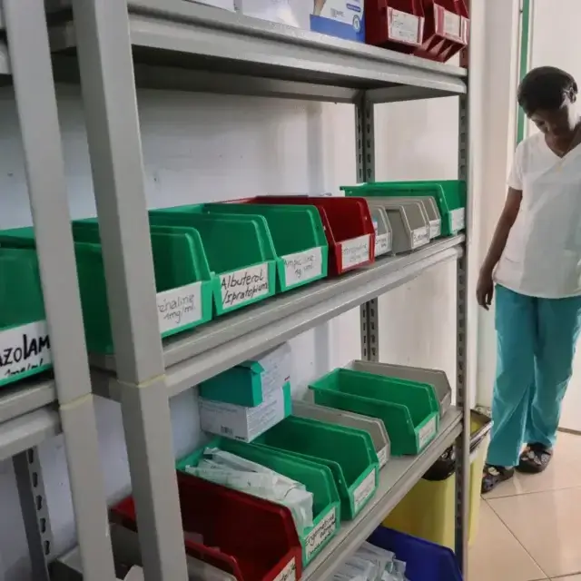 Haiti enfrenta crise no tratamento de HIV devido a cortes de financiamento da USAID
