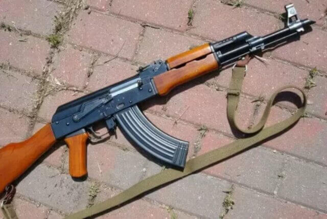 Polícia recupera AK-47 abandonada numa mata do Vale de Infulene