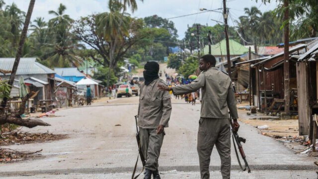 Pelo menos 18 supostos terroristas foram abatidos pela Força Local no distrito de Muidumbe, província de Cabo Delgado, no norte de Moçambique. O confronto ocorreu durante um ataque a uma aldeia local, conforme avançou uma fonte oficial. "No ataque ocorrido no dia 7 de Junho de 2025, na aldeia Magaia, estes tiveram o seu revés nas suas incursões, pois receberam uma resposta bem forte da Força Local que culminou com o abate de 18 membros desse grupo", declarou João Bosco, administrador do distrito de Muidumbe. O responsável adiantou que a ordem já foi restabelecida naquele distrito, mas expressou preocupação com um alegado recrutamento de jovens dos distritos da província de Nampula para integrar as fileiras dos supostos terroristas. Apesar desta preocupação, João Bosco assegurou que "neste momento, o distrito vive um ambiente calmo e tranquilo, e as populações desenvolvem as suas actividades normalmente". De recordar que, a 7 de Junho, a agência Lusa noticiou que um grupo de supostos rebeldes havia raptado nove camponeses na aldeia de Magaia, na zona baixa do distrito de Muidumbe, na província de Cabo Delgado.