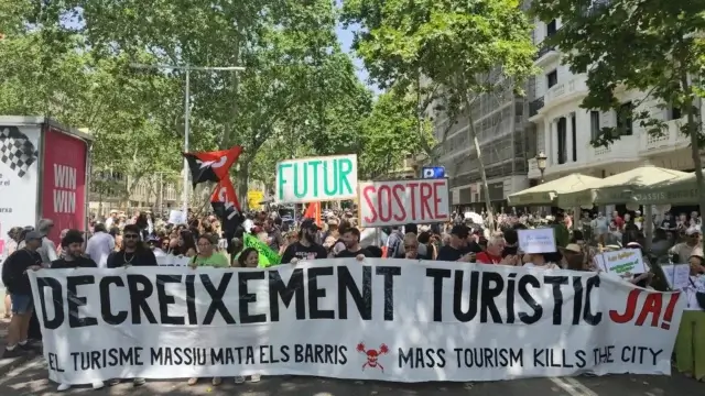 Centenas protestam em Barcelona contra o crescente impacto do turismo