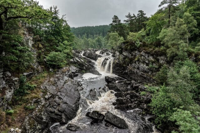 Jovem de 23 anos cai em cascata nas Terras Altas da Escócia