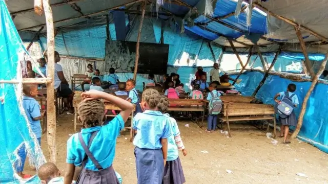 Escassez de carteiras em Mágoè prejudica condições de aprendizagem de milhares de alunos