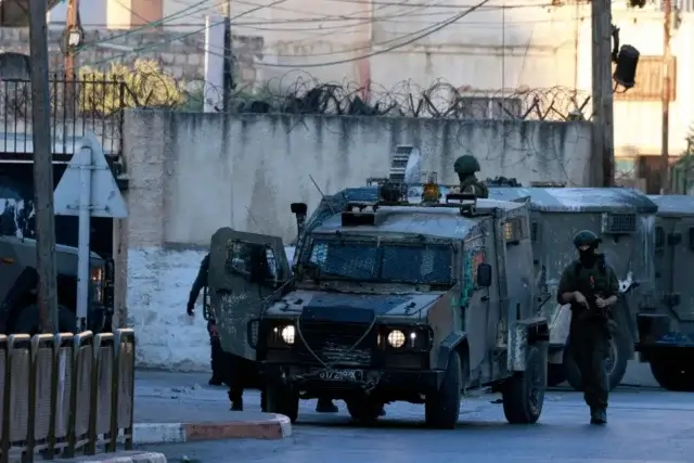 Colonos atacam base militar na Cisjordânia após adolescente ser baleado em confrontos