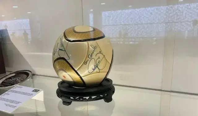 Réu condenado a 17 anos de prisão por furto de bola autografada por Neymar