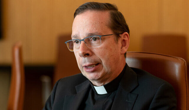 Padre argentino da Opus Dei acusado de tráfico de mulheres