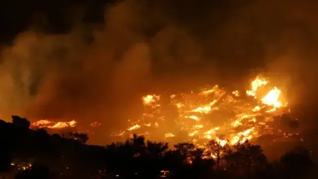 Incêndio florestal em Creta obriga à retirada de cinco mil pessoas