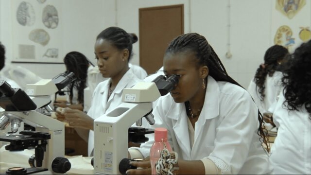Governo anuncia fim de subsídios para estudantes de medicina