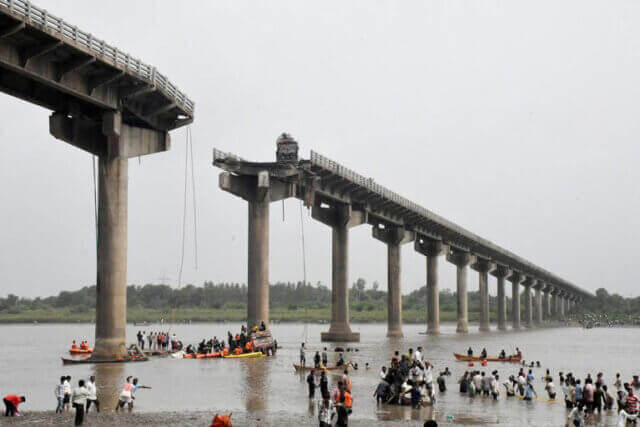 Desabamento de ponte em Gujarat resulta em dez mortos e vários feridos