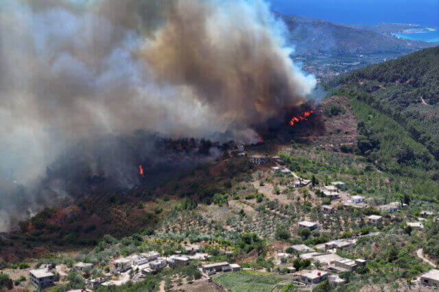 Ventos e engenhos explosivos agravam incêndios florestais na Síria
