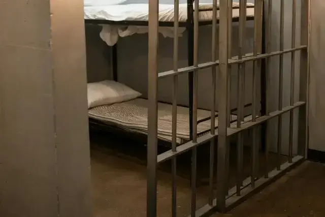 Prisioneiro foge de estabelecimento prisional na França escondido em saco de roupa suja