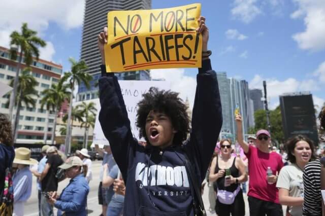 Milhares de manifestantes saem às ruas nos EUA em protesto contra Administração Trump