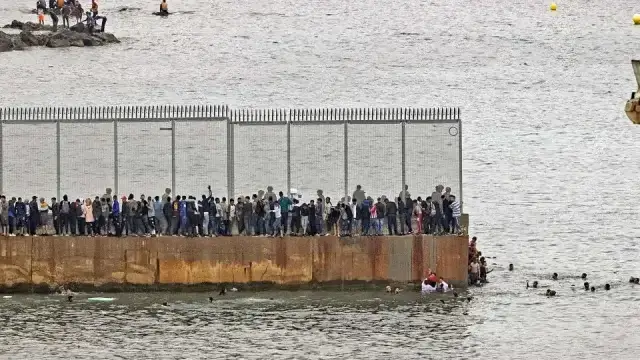 Migrantes arriscam a vida ao tentar chegar a nado a Ceuta