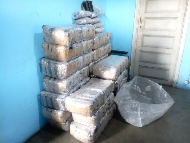 Apreendidos 200 kg de cannabis disfarçados em fardos de roupa em Moatize