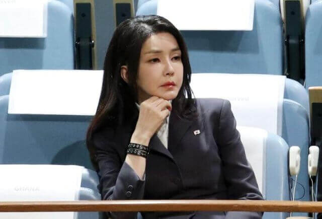 Ex-primeira-dama da Coreia do Sul é detida por suspeitas de corrupção