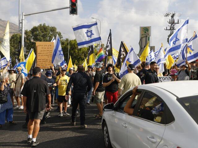 Milhares de israelitas realizam greve geral em protesto pelo regresso dos reféns