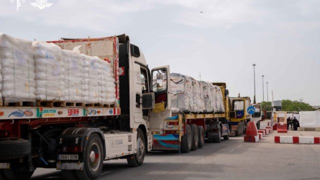 Camiões com ajuda humanitária egípcia aguardam entrada em Gaza