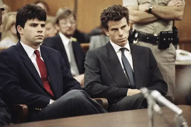Irmãos Menendez têm liberdade condicional negada após 35 anos de prisão pelo assassinato dos pais