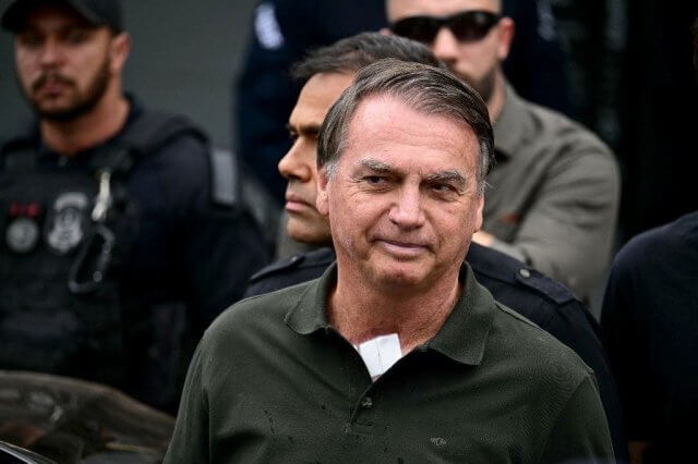 Bolsonaro recebe alta e retorna à casa sob prisão domiciliária