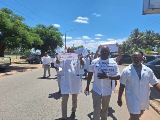 Professores de Inhambane contestam cálculo de horas extras e exigem pagamento integral