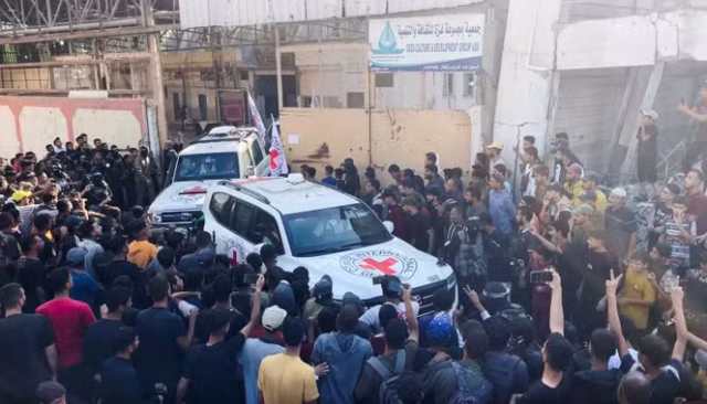 Mais 13 reféns israelitas libertados pelo Hamas em acordo com a Cruz Vermelha