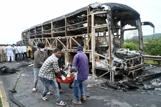 Incêndio em autocarro na Índia causa morte a pelo menos 25 pessoas