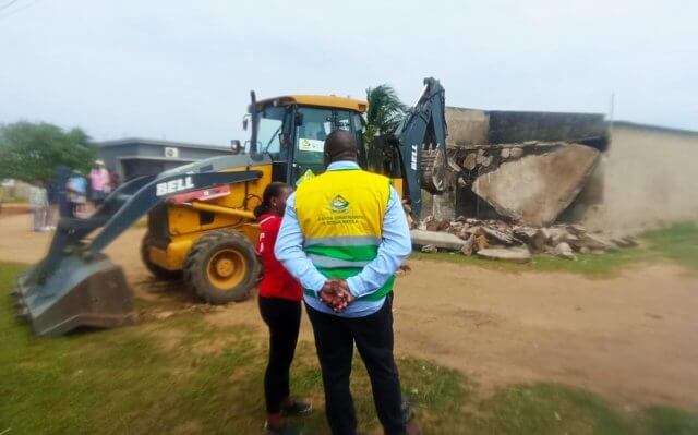 Matola demole casa que obstruía curso de águas pluviais em Nkobe