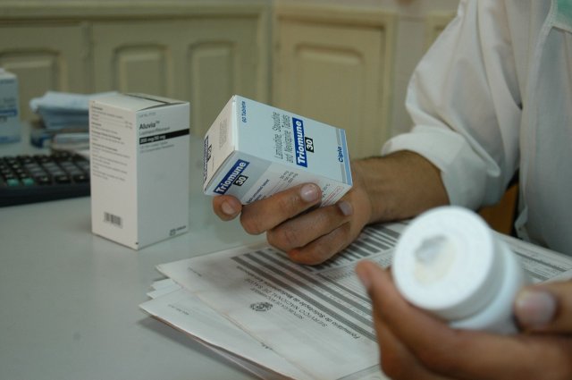 Cortes de financiamento ameaçam avanço no combate ao HIV, alerta