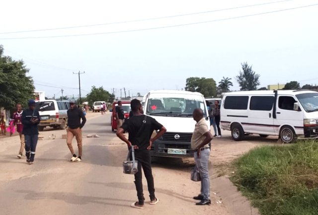 Transportadores protestam e paralisam rotas em Matola por estradas deterioradas